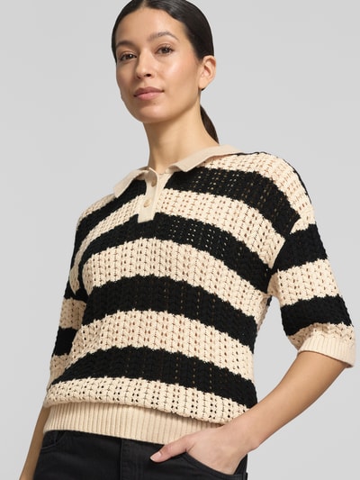 Modelka kobieta ma na sobie Strickpullover aus Baumwoll-Kaschmir-Mix Modell 'DARLEEN' od GUIDO MARIA KRETSCHMER WOMAN, kremowo-czarne pasy, krój regular fit, kołnierzyk polo, bawełna z domieszką kaszmiru, długość tyłu w rozm. 36: 57 cm, długość rękawa: 29 cm, zbliżenie na górną część ciała, przód