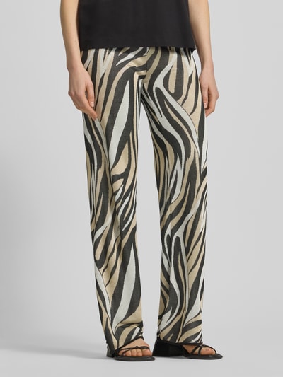 Frauenmodel trägt Hose aus Viskose im Allover-Look von Marella mit Wide Leg, elastischem Bund, beiger Zebradruktur, Nahaufnahme Unterkörper.