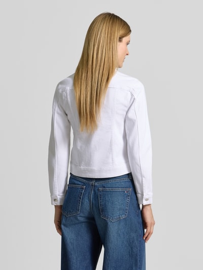 Männermodel trägt Slim Fit Jeansjacke aus Baumwoll-Mix von Tommy Hilfiger, weiß, Twill-Struktur, Rückenpasse, Ganzkörperansicht Rückansicht.