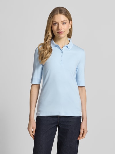 Frauenmodel trägt Slim Fit Poloshirt mit Knopfleiste und 1/2-Arm von Christian Berg Woman aus Reine Baumwolle in Hellblau, Rückenlänge bei Größe 36: 61 cm, Ganzkörperansicht von vorne.