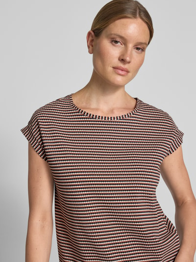 Frauenmodel trägt Regular Fit T-Shirt aus Baumwoll-Mix von Betty Barclay, Streifenmuster in Braun, Weiß und Schwarz, Nahaufnahme Oberkörper, Damen T-Shirt von Betty Barclay.