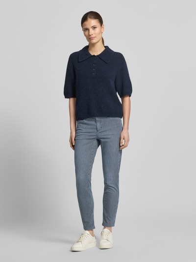 Frauenmodel trägt Slim Fit Jeans mit elastischem Bund Modell 'ORNELLA' von Angels aus mieszanka bawełny z dodatkiem streczu, dopasowany krój, wpuszczane kieszenie, kieszenie z tyłu, szerokość w rozmiarze 36: 38 cm, długość wewnętrzna nogawki w rozmiarze 36: 67 cm, kolor jasnoniebieski, gładka tekstura, Ganzkörperansicht von vorne.