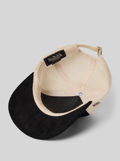 Produktfoto, Trucker Cap aus Baumwoll-Mix Modell 'CASQUETTE' von Von Dutch mit schwarzem Schirm, Mesh-Rückseite, Ripp-Optik, Label-Stitching, verstellbarem Riegel, helle und dunkle Farbtöne, Innenansicht.