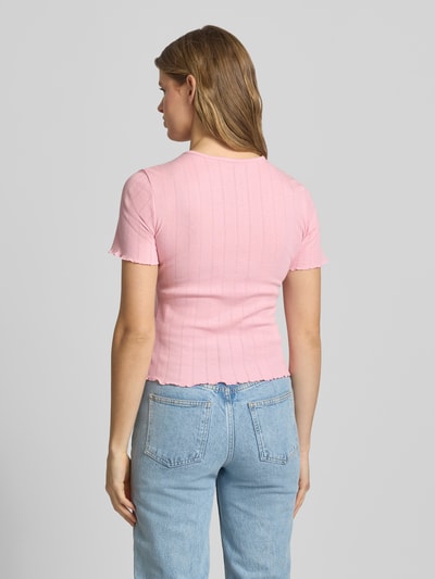 Frauenmodel trägt Slim Fit T-Shirt aus Baumwoll-Mix Modell 'TENNA' von Only, Optik: Unifarben, Kurzarm, Frill-Abschlüsse, Ganzkörperansicht Rückansicht.