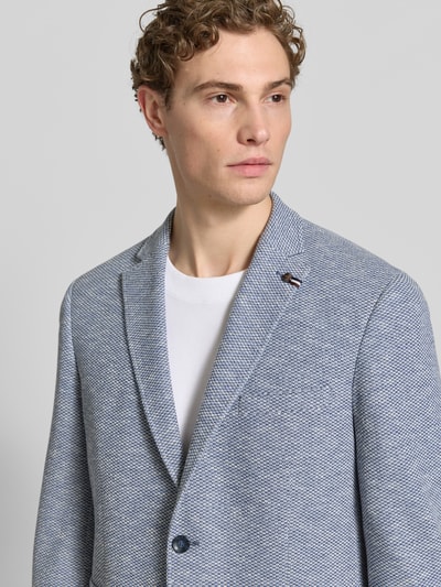 Männermodel trägt Slim Fit 2-Knopf-Sakko mit Reverskragen von bugatti aus Baumwoll-Mix mit Stretch-Anteil, Strukturmuster, Nahaufnahme Oberkörper.