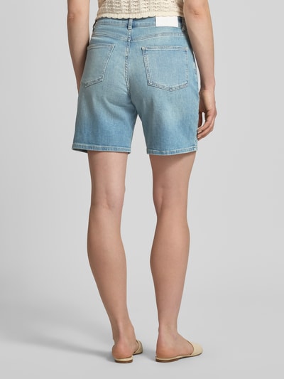 Frauenmodel trägt Jeansshorts mit Eingrifftaschen Modell 'Mari' von OPUS PANTS, hellblau, Used-Look, Baumwoll-Elasthan, Ganzkörperansicht Rückansicht.