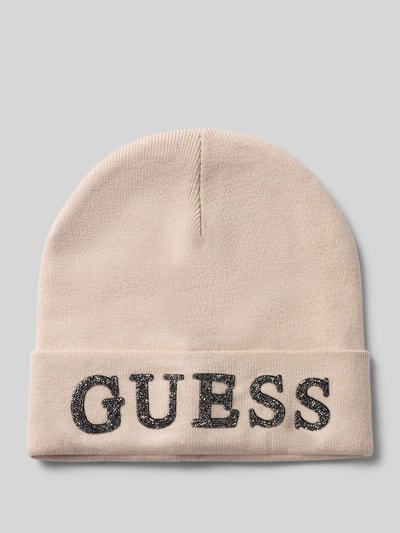 Produktfoto, Mütze aus Viskose-Mix mit Label-Detail von GUESS in Beige mit breitem Umschlag und schwarzem Schriftzug, feine Textur