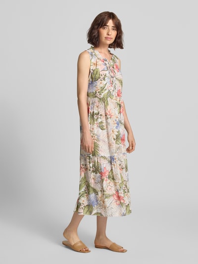 Frauenmodel trägt Midikleid aus Viskose mit Schnürung Modell 'Gi44naa' von ZABAIONE, florale Muster, A-Linie, Ganzkörperansicht von vorne.