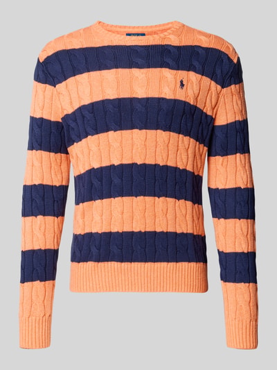 Produktfoto, Regular Fit Strickpullover aus reiner Baumwolle von Polo Ralph Lauren, dwukolorowy, imitacja dzianiny, ścieg warkoczowy, detal z logo, okrągły dekolt, długi rękaw, zakończenia prążkowane, wykończenie materiału: dzianina, bawełna