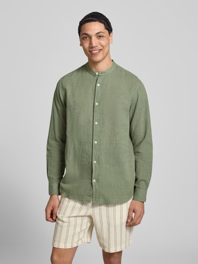 Männermodel trägt Slim Fit Freizeithemd aus Baumwoll-Leinen-Mix Modell 'CAIDEN' von Only & Sons, Optik: Unifarben, Ganzkörperansicht von vorne.