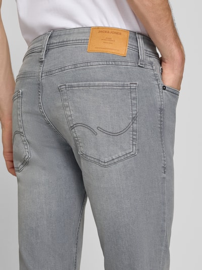 Männermodel trägt Slim Fit Jeans aus Baumwoll-Mix Modell 'Glenn' von JACK & JONES, grauer Farbton, 5-Pocket-Design, Nahaufnahme Rückansicht. Kontext: Herren Jeans aus elastischem Baumwoll-Mix, Knopf- und Reißverschluss, Bundweite 41 cm, Innenbeinlänge 78 cm.