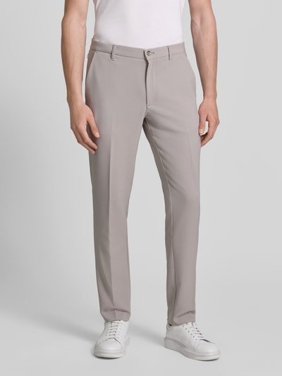 Männermodel trägt Straight Fit Stoffhose mit Bügelfalten von MCNEAL in Beige, glatte Textur, Gesäß- und Eingrifftaschen, Ganzkörperansicht von vorne.