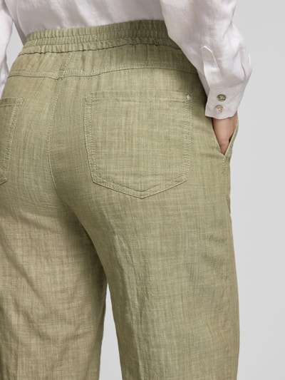 Frauenmodel trägt Culotte mit französischen Eingrifftaschen Modell 'Linn' von Angels aus Reine Baumwolle in Loose-Fit, Nahaufnahme Rückansicht.