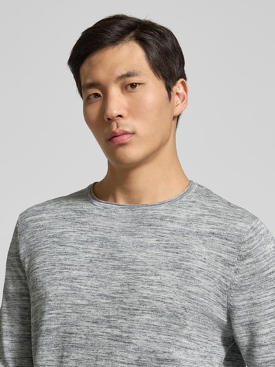 Männermodel trägt Regular Fit Strickpullover aus Baumwoll-Mix Modell Space dye von Tom Tailor in Melange-Optik, Nahaufnahme Oberkörper.