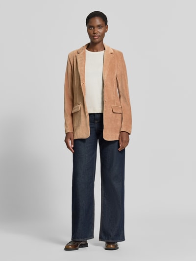 Frauenmodel trägt Slim Fit Blazer aus Cord Modell 'TAMARY' von ICHI, beige, mit Reverskragen und Pattentaschen, Ganzkörperansicht von vorne.