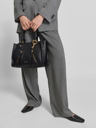 Frauenmodel trägt Umhängetasche aus echtem Leder Modell 'SHOPPER M' von Marc O'Polo, Optik: Unifarben, Hauptfach, Reißverschlussfach außen, Reißverschlussfach innen, Label-Patch, Material: echtes Leder, Ganzkörperansicht von vorne.