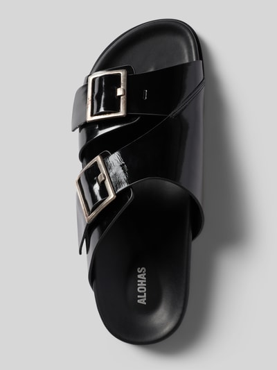 Produktfoto, schwarze Sandalette aus Leder Modell 'Alba' von ALOHAS mit glänzender Oberfläche, zwei Riemen mit Dornschließe, Schlupfform, Absatzhöhe 2 cm bei Größe 40.
