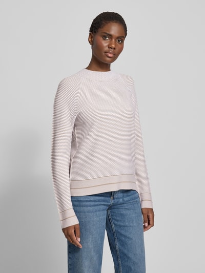 Frauenmodel trägt Strickpullover aus Viskose-Mix mit Strukturmuster von Emporio Armani, Regular-Fit, Rundhalsausschnitt, beige-weiß, Ganzkörperansicht von vorne.