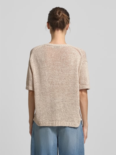 Frauenmodel trägt Loose Fit Pullover aus Baumwoll-Mix von Marc O'Polo in Optik: Unifarben, Strick, Kurzarm, Gerippt, Ganzkörperansicht Rückansicht.