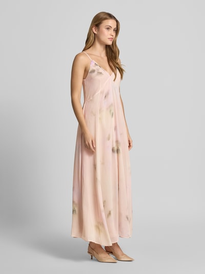 Frauenmodel trägt Tailliertes Abendkleid mit V-Ausschnitt von MAX&Co., Optik:Allover-Muster, Maxi, Spaghettiträger, Chiffon, Ganzkörperansicht von vorne.