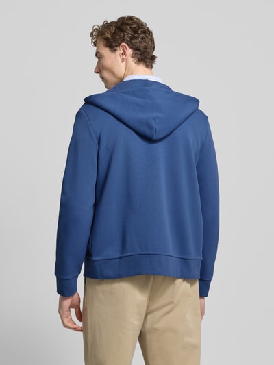 Männermodel trägt Sweatjacke mit Kapuze von Polo Ralph Lauren in Blau, Baumwoll-Elasthan-Mix, Regular-Fit, Rückenansicht, Ganzkörperansicht.