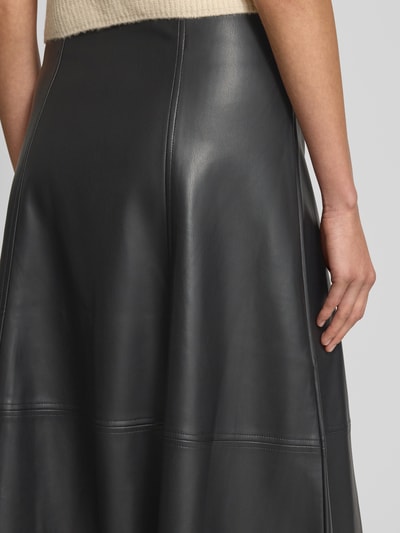 Frauenmodel trägt Midirock in Leder-Optik Modell 'BECKIE' von Soyaconcept, schwarze A-Linie mit Teilungsnähte, Detailaufnahme, Kontext: Damen Midirock, Bundweite 40 cm, Gesamtlänge 70 cm bei Größe 36.