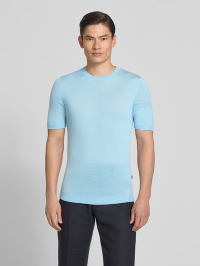 Mannenmodel draagt gebreid shirt met ronde hals, slim fit, ribboordjes, labeldetail, ruglengte maat 50: 66 cm van MAERZ Muenchen, volledige lichaamsvooraanzicht.