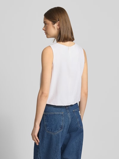 Vrouwenmodel draagt Regular Fit top uit viscose-linnen-mix model 'GOA' van Only, look: effen, rompzoom ballon, gevlamd garen, mix van viscose en linnen. Ganzkörperansicht Rückansicht.