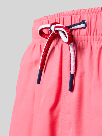 Produktfoto, Badehose mit elastischem Bund und Tunnelzug von MCNEAL in Koralle, Baumwoll-Mix, Regular-Fit, Detailaufnahme der Bundpartie