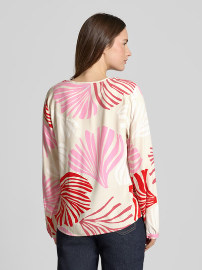 Frauenmodel trägt Regular Fit Langarmbluse aus reiner Viskose von s.Oliver BLACK LABEL mit Allover-Muster in Rot und Rosa, Ganzkörperansicht Rückansicht.
