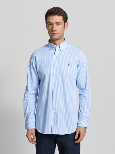 Männermodel trägt Freizeithemd mit Knopfleiste von Polo Ralph Lauren, hellblau gestreift, Baumwoll-Elasthan-Mix, Regular Fit, Ganzkörperansicht von vorne. Rückenlänge 84 cm, Schulterbreite 47 cm, Ärmellänge 66 cm, Button-Down-Kragen, Label-Stitching.