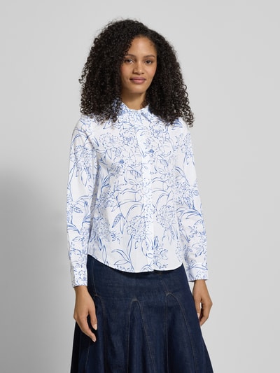 Frauenmodel trägt Regular Fit Bluse im Allover-Look von Gant aus reiner Baumwolle, Hemdblusenkragen, Knopfleiste, Ganzkörperansicht von vorne.
