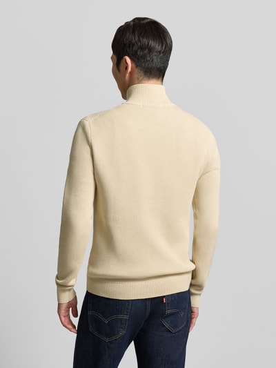 Männermodel trägt Regular Fit Strickjacke aus reiner Baumwolle Modell 'DAME' von SELECTED HOMME in Beige, Stricktextur, Ganzkörperansicht Rückansicht.