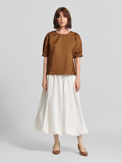 Frauenmodel trägt Regular Fit Bluse mit Puffärmeln Modell 'SOLID' von Fynch-Hatton, Rundhalsausschnitt, braun, Ganzkörperansicht von vorne.