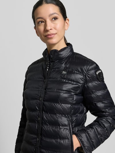 Modelka nosi Kurtka pikowana ze stójką Model 'MOON' od Blauer Usa, krój slim fit, listwa guzikowa, zbliżenie na górną część ciała