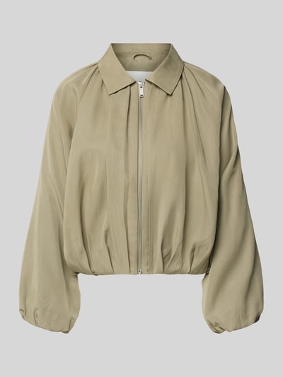 Produktfoto, Jacke aus Lyocell mit Reißverschluss Modell 'Jabana' von OPUS in Oliv, Relaxed-Fit, Umlegekragen, weiche Oberfläche, 55 cm Rückenlänge, 52 cm Schulterbreite, 55 cm Brustweite, 52 cm Ärmellänge