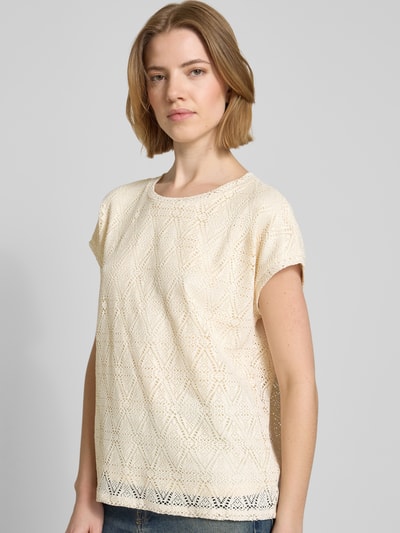 Frauenmodel trägt Regular Fit T-Shirt in Ajour-Strickoptik Modell 'MAYA' von Vero Moda, Damen T-Shirt mit Rundhals und Kurzarm, Nahaufnahme Oberkörper.