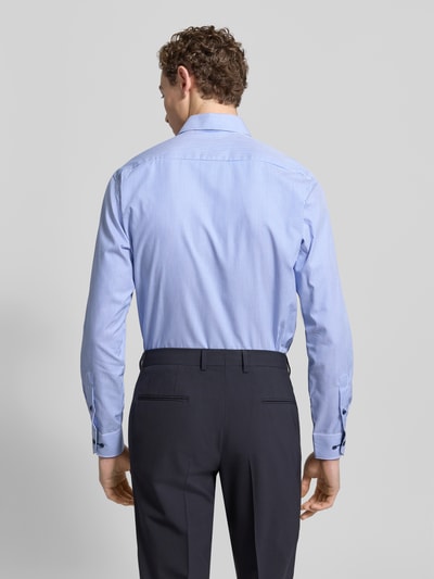 Männermodel trägt Regular Fit Businesshemd mit wzór w paski od ETERNA z bawełny, kołnierzyk typu new kent, długie rękawy, nie wymaga prasowania, krój regular fit, listwa guzikowa, sportowe mankiety, wykończenie w kontrastowym kolorze, długość tyłu 79 cm, szerokość ramion 46 cm, długość rękawów 65 cm, widok całej sylwetki z tyłu.