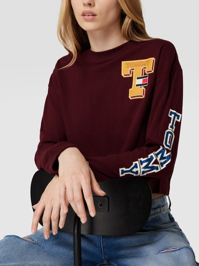Tommy Jeans Cropped Longsleeve mit Label-Print Bordeaux Rot 3