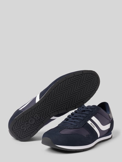 Produktfoto, Low Top Sneaker mit Label-Print Modell 'LEVON_RUNN_NYMI' von BOSS in Dunkelblau mit flacher strukturierter Sohle, unifarben, abgerundete Schuhspitze.