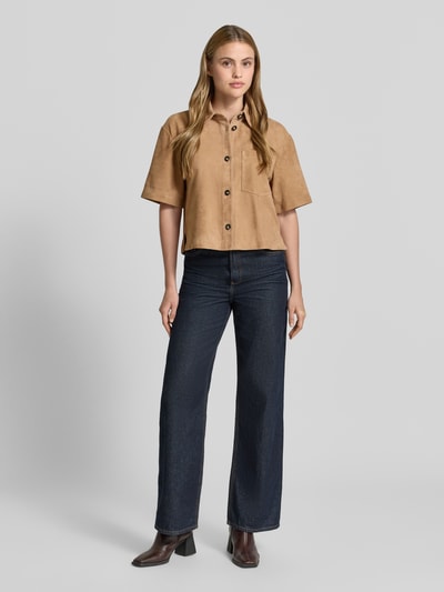 Frauenmodel trägt Kurzarmhemd aus Ziegenvelours von Marc O'Polo in Velourlederoptik, Regular Fit, cropped, Knopfleiste, Ganzkörperansicht von vorne.