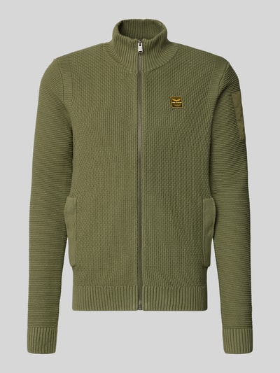 Produktfoto, Strickjacke mit Reißverschluss von PME Legend in Olivgrün aus reiner Baumwolle, Regular-Fit, gerippte Abschlüsse, Stehkragen, Label-Detail und Eingrifftaschen, Rückenlänge 70 cm, Ärmellänge 73 cm.