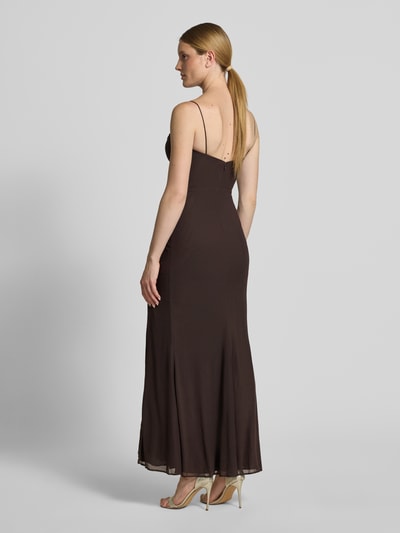 Frauenmodel trägt Abendkleid mit Seitenschlitz von Laona in Dunkelbraun, körpernahe Passform, Maxilänge, feine Struktur, Ganzkörperansicht Rückansicht.