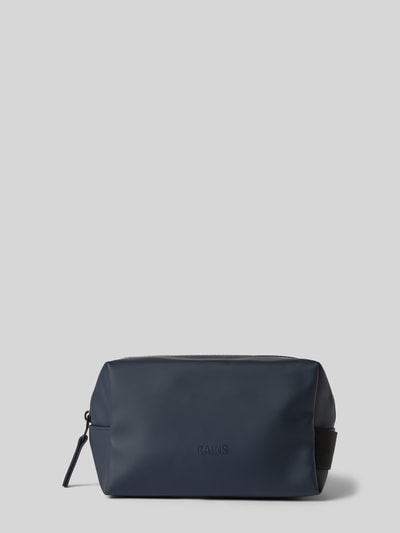 Produktfoto, Wash Bag mit Logo-Detail von Rains in Dunkelblau, rechteckige Form, glatte Oberfläche, Reißverschluss, Trageriemen, Herrentasche, Steckfach innen, 20x14x11 cm, Länge Schulterriemen 14 cm.