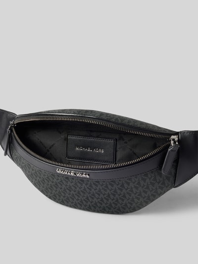 Produktfoto, Bauchtasche mit Logo-Muster Modell 'GREYSON' von Michael Kors in Grau-Schwarz, Reißverschluss, texturierte Oberfläche, Allover-Look, stabiles Material, Breite 28 cm, Länge 15 cm, Tiefe 10 cm, Schulterriemen 82 cm