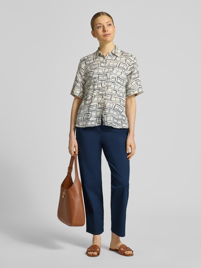 Frauenmodel trägt Slim Fit Chino aus bawełniany-mix von Tommy Hilfiger, efekt: jednolity kolor, krój slim fit, szlufki na pasek, zapięcie na guzik i zamek błyskawiczny, wpuszczane kieszenie, kieszenie z tyłu, Ganzkörperansicht von vorne.