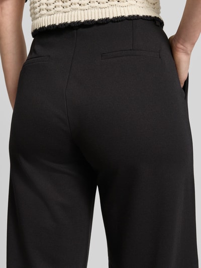 Frauenmodel trägt Wide Fit Stoffhose mit Viskose-Anteil Modell 'Nanni' von FREE/QUENT, Elastischer-Material-Mix, Detailaufnahme Rückansicht.
