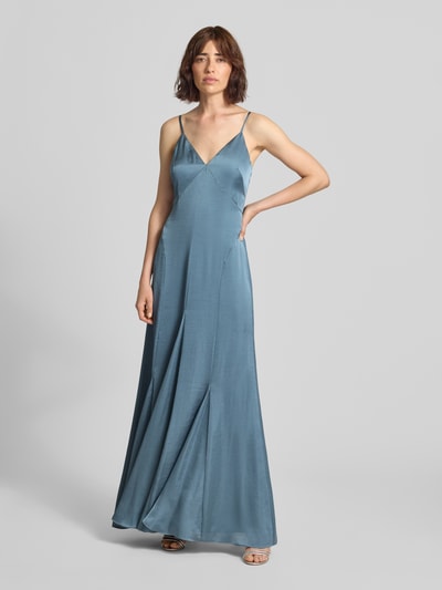 Vrouwenmodel draagt avondjurk uit satijn met v-hals van Jake*s Cocktail, getailleerd model, maxi-jurk, spaghettibandjes, ritssluiting, kleur blauwgrijs, gladde textuur, ruglengte bij maat 36: 152 cm, borstwijdte bij maat 36: 38 cm, volledig lichaam van voren
