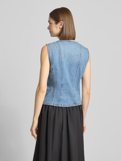 Frauenmodel trägt Regular Fit Jeansweste aus reiner Baumwolle Modell 'AYA' von Only in Denim-Optik, hellblau, Ganzkörperansicht Rückansicht.