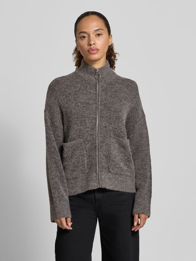 Vrouwenmodel draagt Regular Fit Strickjacke aus Woll-Mix Modell 'SIA' van Selected Femme, dames gebreid vest, volle lichaamsvoorzijde.